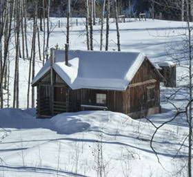 冬天季节雪冷旧木屋建设小木屋...