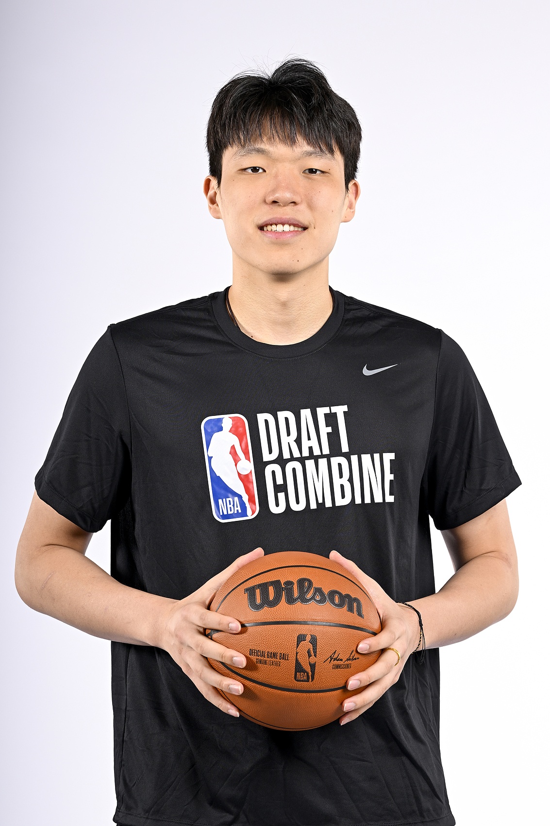 新星杨瀚森获教练频频点赞 场边不断鼓励直夸表现完美